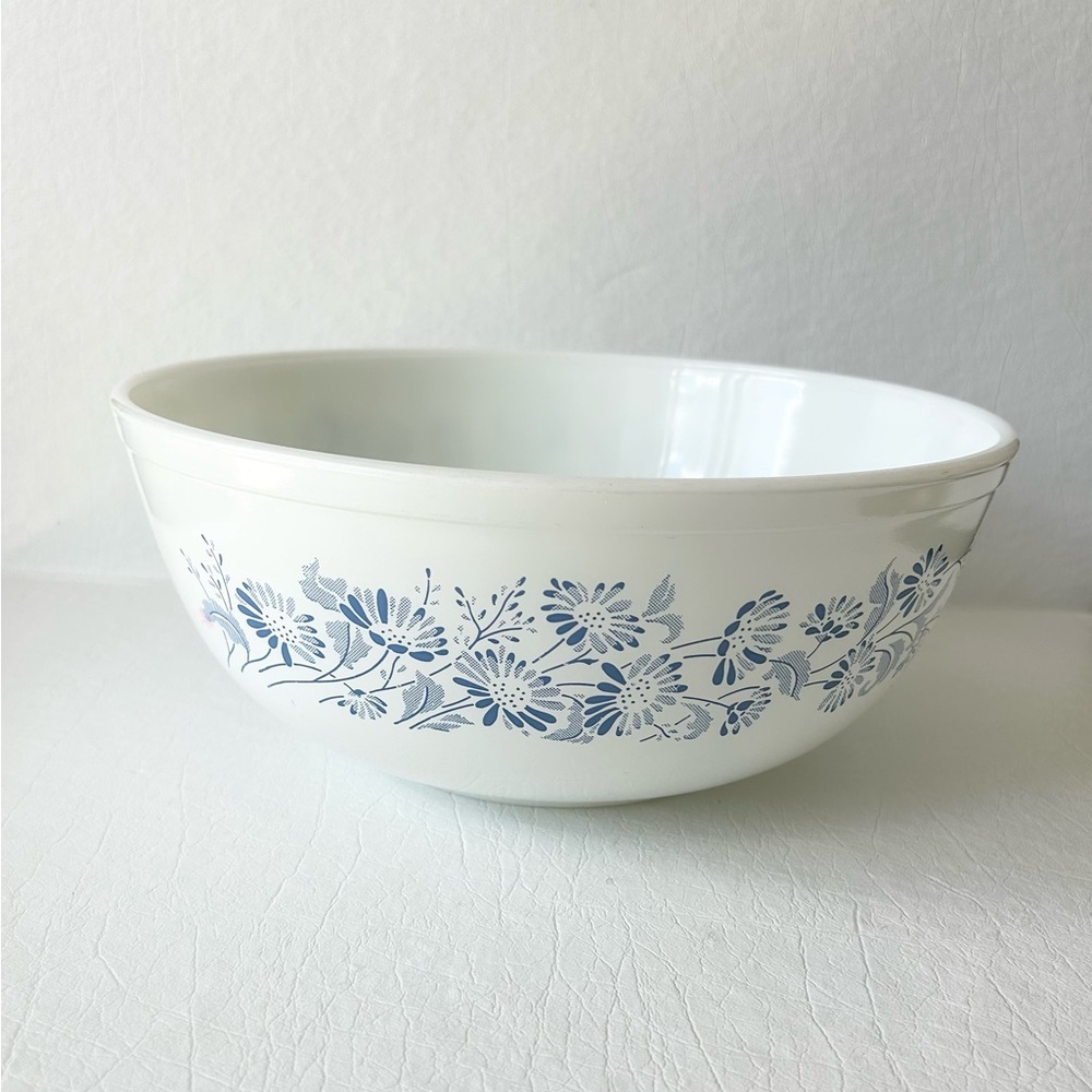 Vintage PYREX Colonial Mist White 404 Bowl